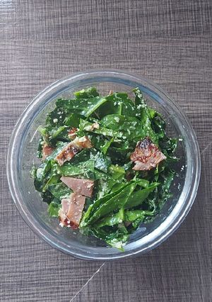 Una foto de Ensalada de espinaca y tocineta