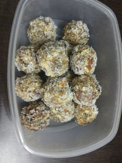 A picture of Healthy dates,dry fruits and coconut laddu.