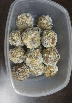 A picture of Healthy dates,dry fruits and coconut laddu.