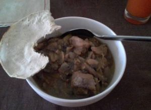 Una foto de Hongos con puerco en chile verde