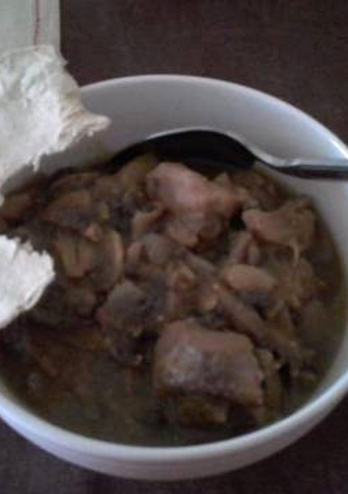 Una foto de Hongos con puerco en chile verde