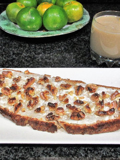 Una foto de Rebana de pan Rustik Bakery con yogur y nueces al horno
