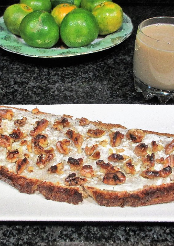 Una foto de Rebana de pan Rustik Bakery con yogur y nueces al horno
