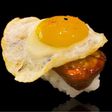 Nigiri de foie, trufa y huevito frito