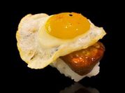 Una foto de huevo de codorniz frito