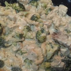 A picture of One Pot Chicken Broccoli Alfredo.