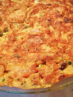Una foto de Tortilla de ajetes con langostinos