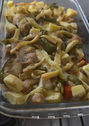 Una foto de Suprema de Pollo en Cama de Vegetales al Queso