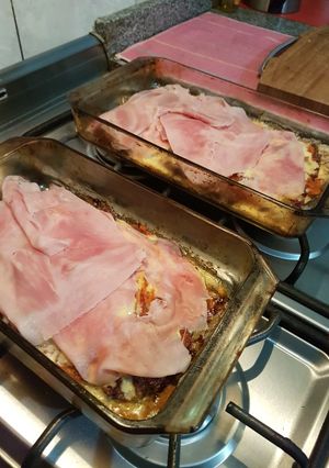 Una foto de Tarta de carne picada con jamón y queso