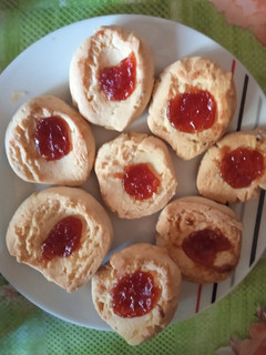 Una foto de Ojitos, galletitas o el nombre que le den en su país, estos son de vainilla, limón y membrillo