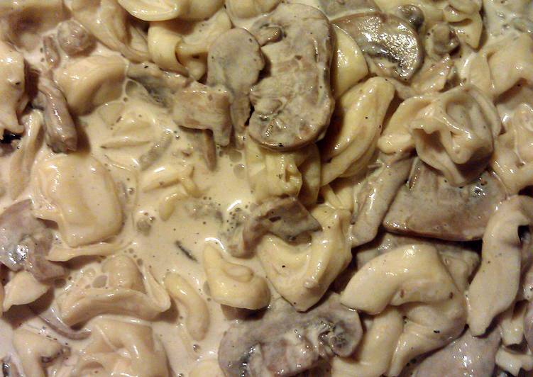 Recipe of Quick Tortellini in mushroom and walnut sauce