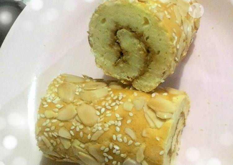 Roll Cake Kacang Lemon Putih Telor, Bertabur Wijen dan Almond