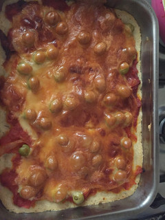 Una foto de Pizza con mozzarella y olivas