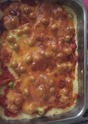 Una foto de Pizza con mozzarella y olivas