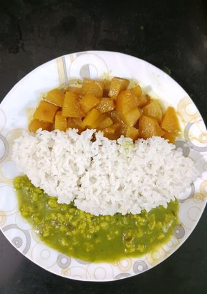 A picture of Palak dal-Pumpkin curry Steamed rice Independence day special.