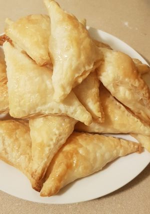 صورة لوصفة مثلثات البف بالقشطه وجوز الهند