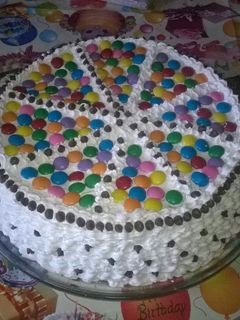 Una foto de Bizcocho con mousse de chocolate, merengue y confites