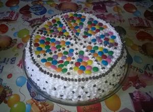 Una foto de Bizcocho con mousse de chocolate, merengue y confites