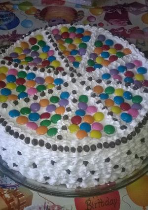 Una foto de Bizcocho con mousse de chocolate, merengue y confites