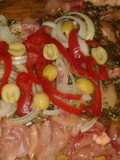 Una foto de Supremas de pollo al horno con mojo y papas a la leche
