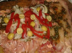 Una foto de Supremas de pollo al horno con mojo y papas a la leche