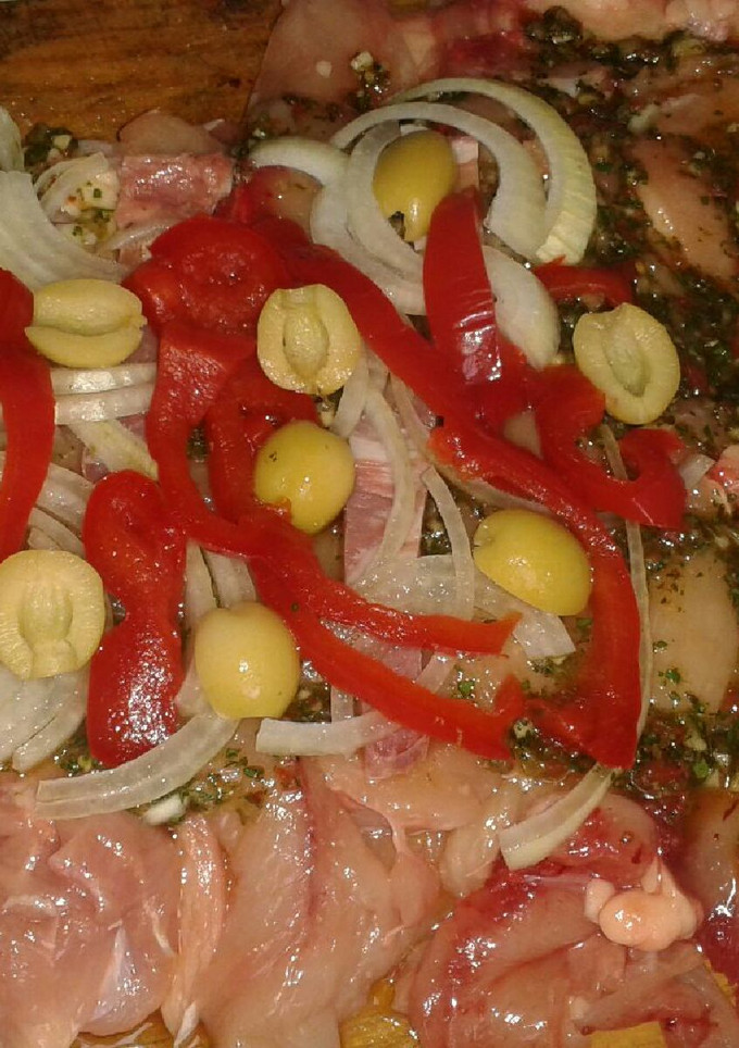 Una foto de Supremas de pollo al horno con mojo y papas a la leche