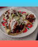 Sopes de frijoles con longaniza, y una rica salsa roja