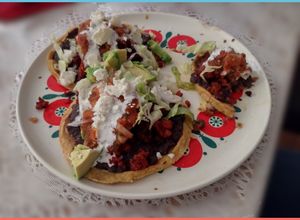 Una foto de Sopes de frijoles con longaniza, y una rica salsa roja
