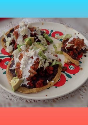 Una foto de Sopes de frijoles con longaniza, y una rica salsa roja