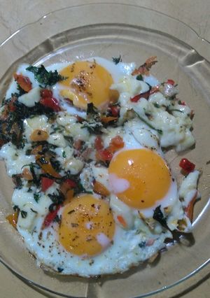 Una foto de Huevos fritos a la provenzal y muzza repicantes