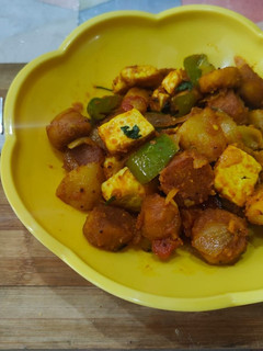बेसन गट्टा विथ पनीर कैप्सिकम ❤️🍲 रेसिपी मुख्य फोटो