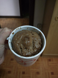 Una foto de Brownie en taza al microondas