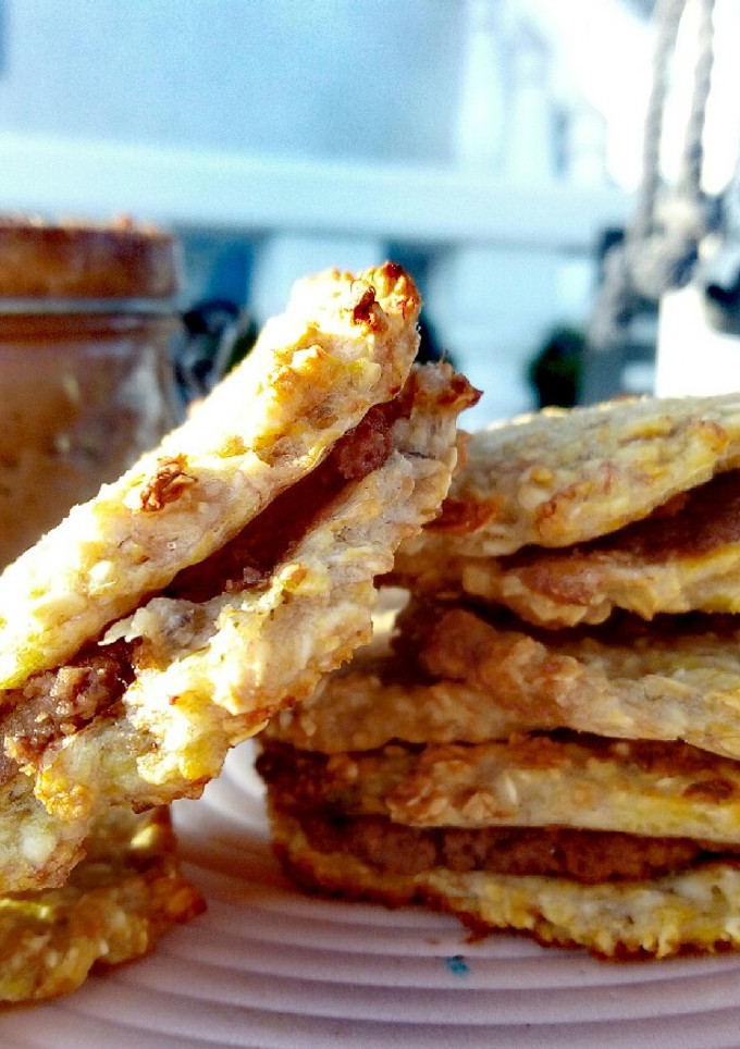 Una foto de Galletas de avena y plátano rellenas de Nutella casera