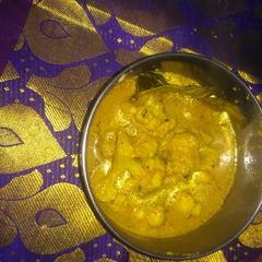 A picture of Thai yellow curry with cauliflower.