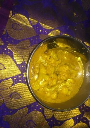 A picture of Thai yellow curry with cauliflower.