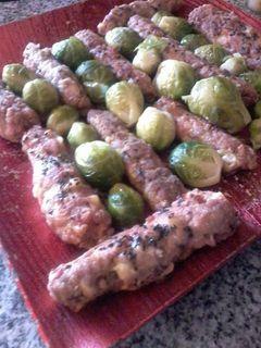 Una foto de Bastones de carne con repollitos de Bruselas