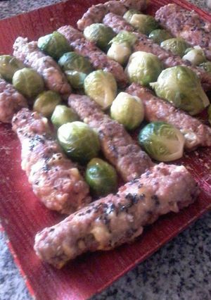 Una foto de Bastones de carne con repollitos de Bruselas