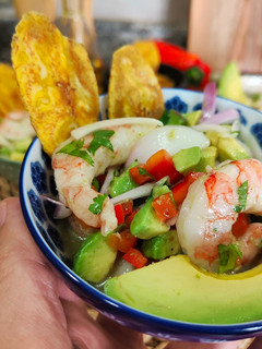 Una foto de Ceviche fácil de gambas y aguacate