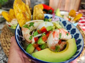 Foto principal de Ceviche fácil de gambas y aguacate