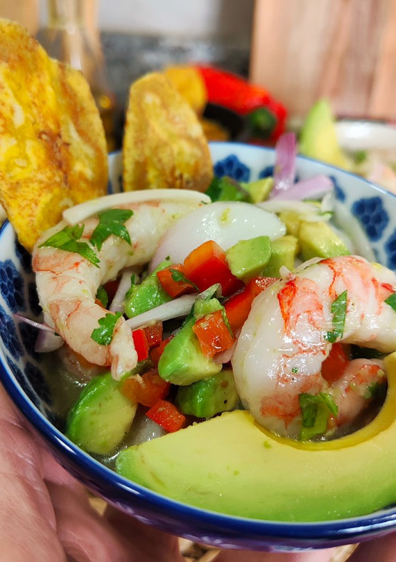 Una foto de Ceviche fácil de gambas y aguacate
