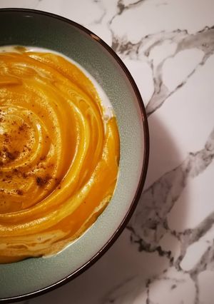 Une photo de Velouté de carottes - courge butternut et lentilles corail