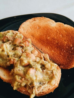 Una foto de Tostadas con pasta de aguacate🥑