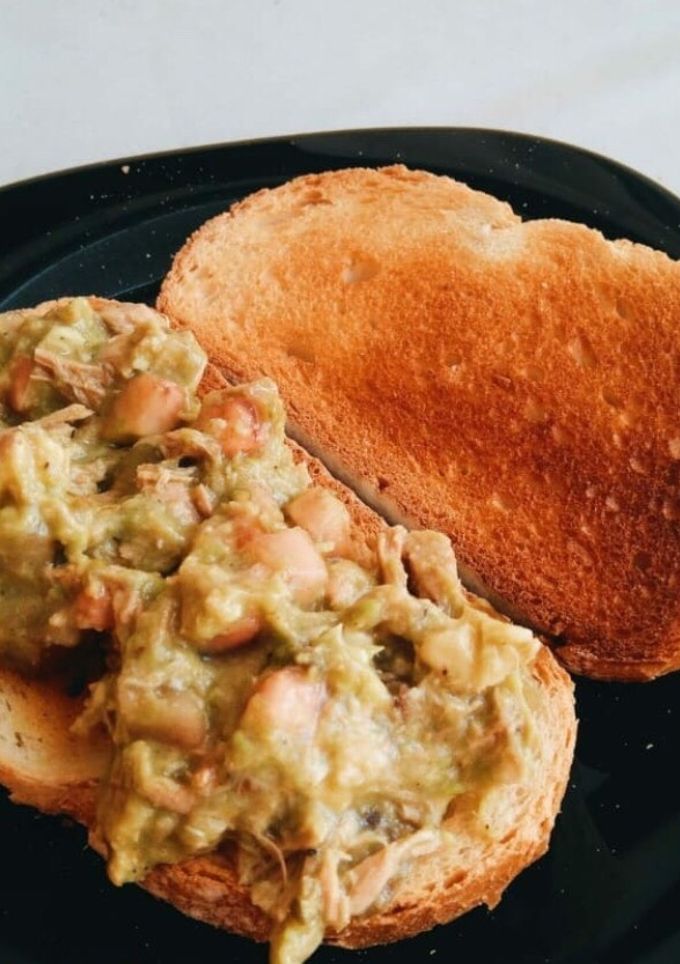 Una foto de Tostadas con pasta de aguacate🥑