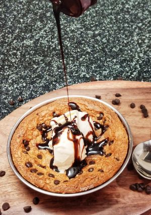 A picture of Chocolate Chip Pizookie.