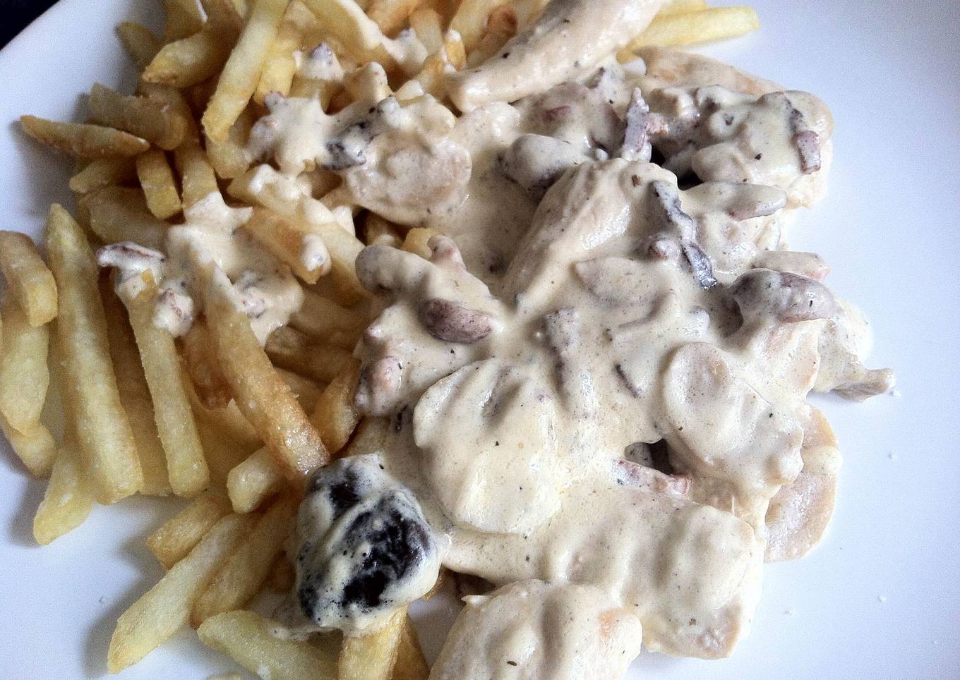 Pechuga con salsa de nata, bacon y setas