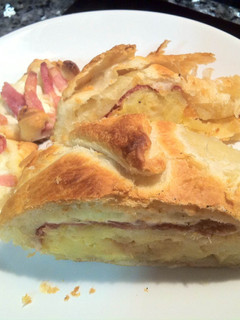 Una foto de Hojaldre de tortilla de patata, jamón serrano y queso