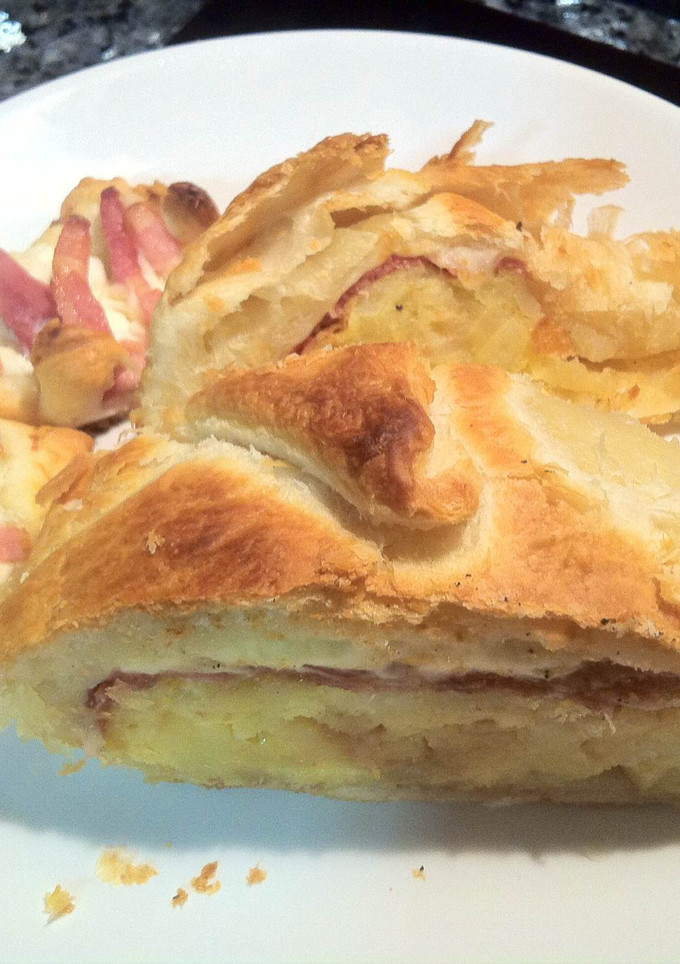 Una foto de Hojaldre de tortilla de patata, jamón serrano y queso