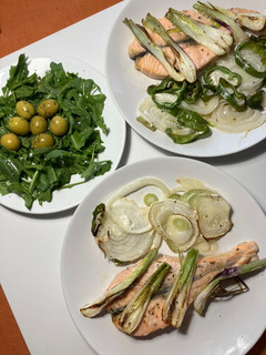 Una foto de Salmón y cebollas en airfryer, con ensaladita de rúcula