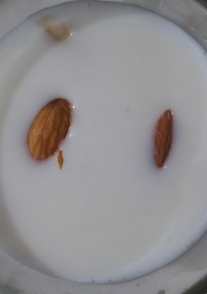 बादाम का दूध(badam ka dudh recipe in hindi) रेसिपी मुख्य फोटो