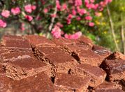 Una foto de brownie con aceite